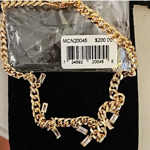 Luxury & Elegant Macy's Emerald-Cut Cubic Zirconia Link Necklace. - Picture 10 of 12